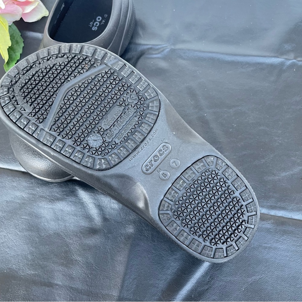 Crocs On The Clock Work Slip-On Size 7 Women - image 4